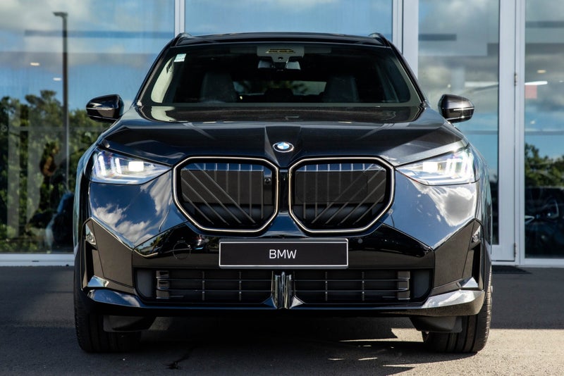 2025 BMW X3 30e Plug-in Hybrid image 2