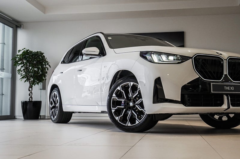 2025 BMW X3 30e xDrive image 2