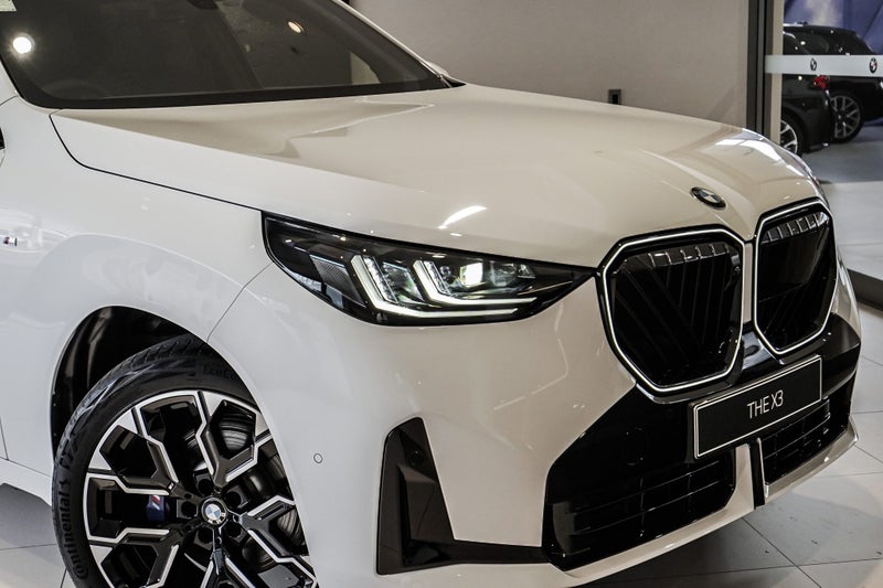 2025 BMW X3 30e xDrive image 3