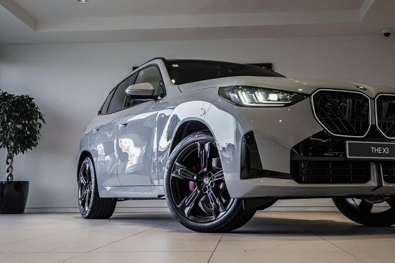 2025 BMW X3 30e xDrive image 2
