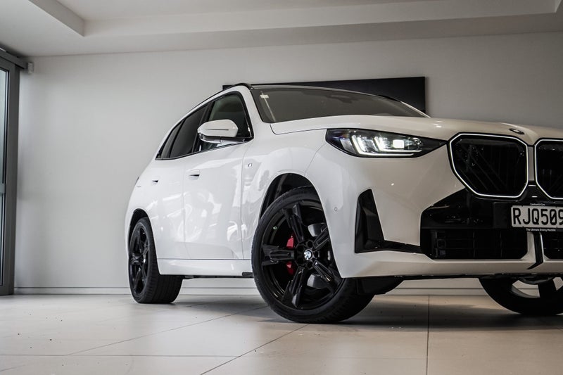 2025 BMW X3 30e xDrive image 3