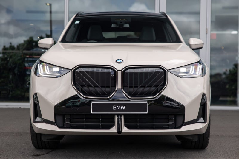 2025 BMW X3 xDrive 30e image 2