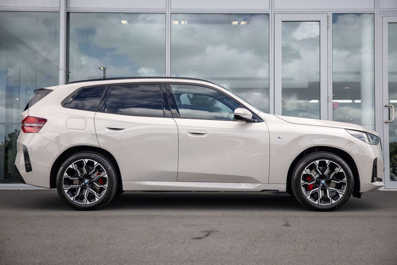 2025 BMW X3 xDrive 30e image 3