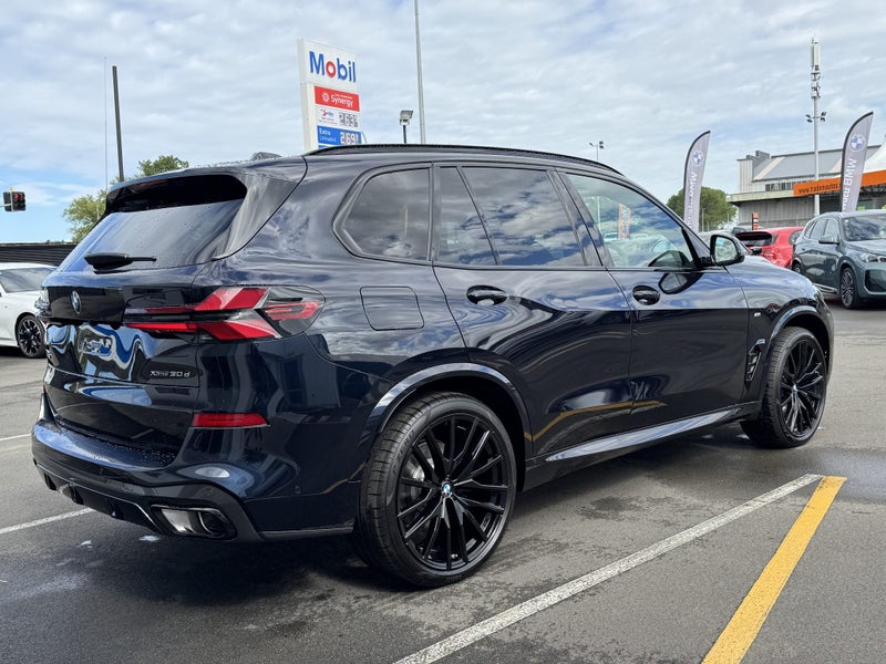 2025 BMW X5 30d xDrive - M Sport + Innovations... image 5