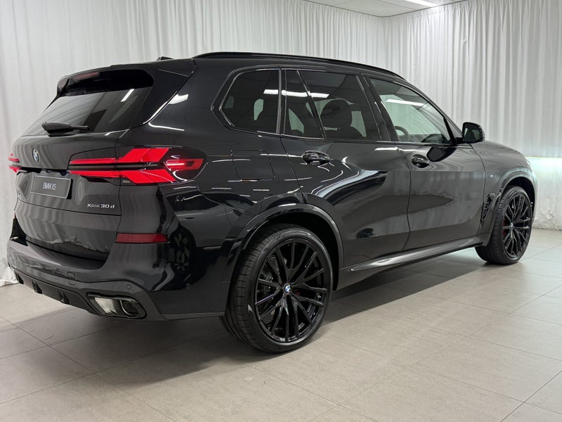 2025 BMW X5 30d xDrive with Motorsport Pro and... image 3