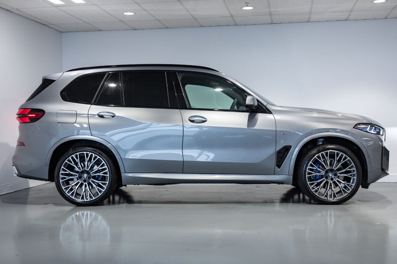 2025 BMW X5 30d xDrive30d M-Sport with Innovati... image 5