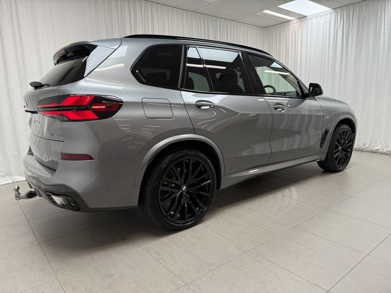 2025 BMW X5 X5 xDrive30d Sports Collecton with... image 3