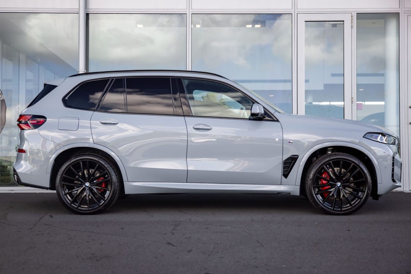 2025 BMW X5 xDrive30d image 3