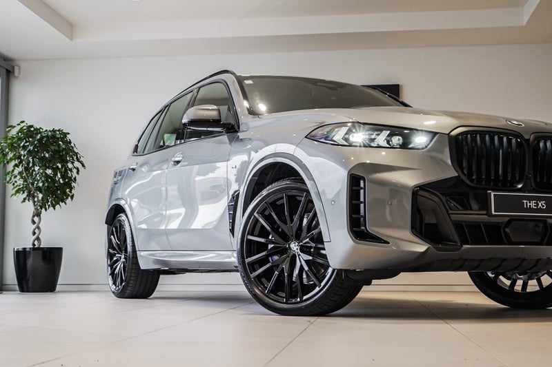 2025 BMW X5 xDrive30d image 3