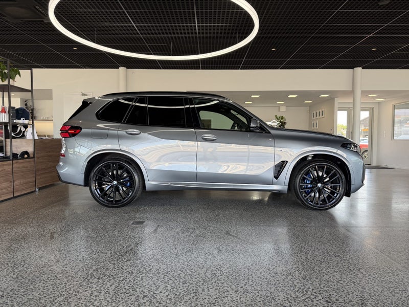 2025 BMW X5 xDrive30d image 3