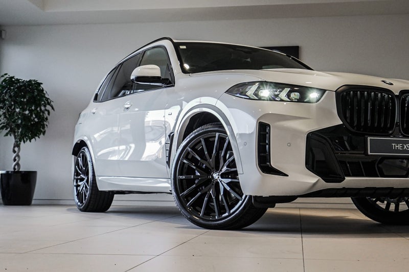 2025 BMW X5 xDrive30d image 2