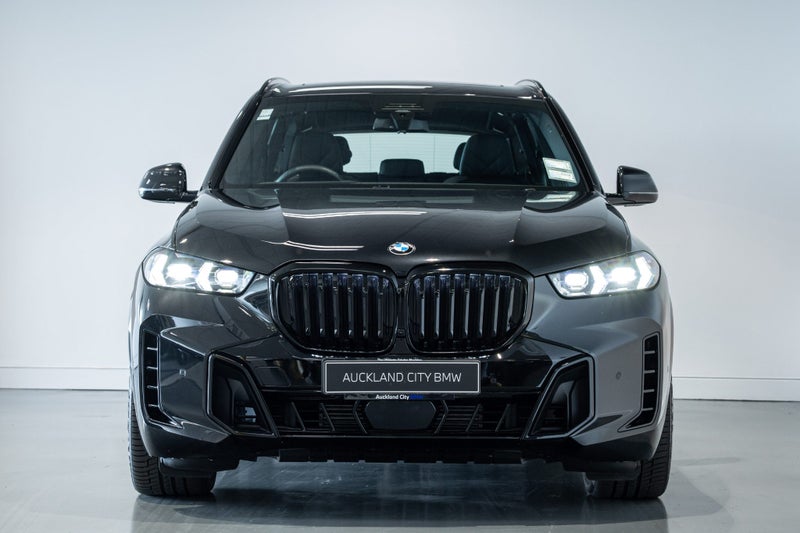 2025 BMW X5 xDrive40d with Innovations Package image 2