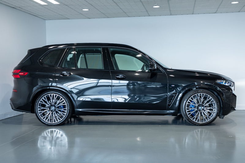 2025 BMW X5 xDrive40d with Innovations Package image 5