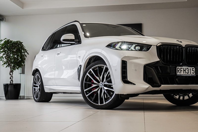 2025 BMW X5 xDrive50e image 2