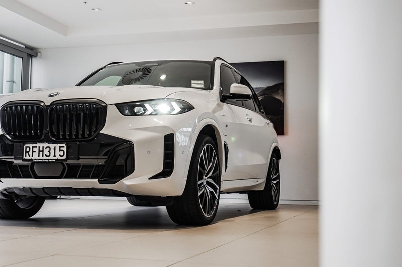 2025 BMW X5 xDrive50e image 5