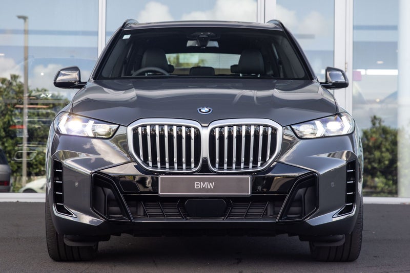 2025 BMW X5 xDrive50e image 2