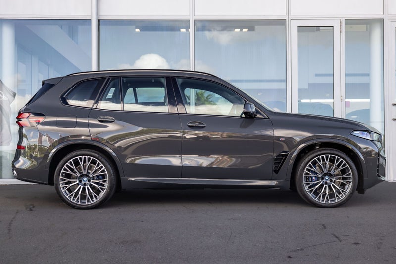 2025 BMW X5 xDrive50e image 3