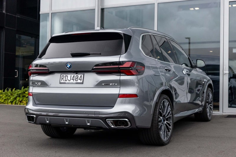 2025 BMW X5 Xdrive50e image 3