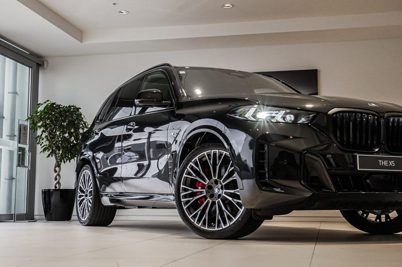 2025 BMW X5 xDrive50e image 2
