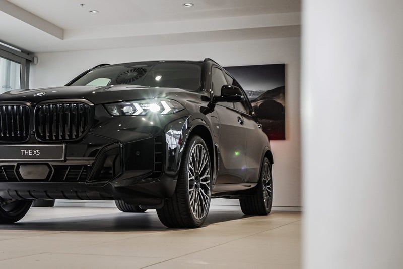 2025 BMW X5 xDrive50e image 5