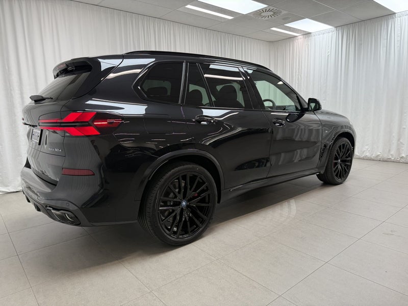 2025 BMW X5 xDrive50e + Innovations + M Sport Pro image 3