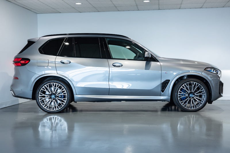 2025 BMW X5 Xdrive50e M-Sport with Innovations... image 5