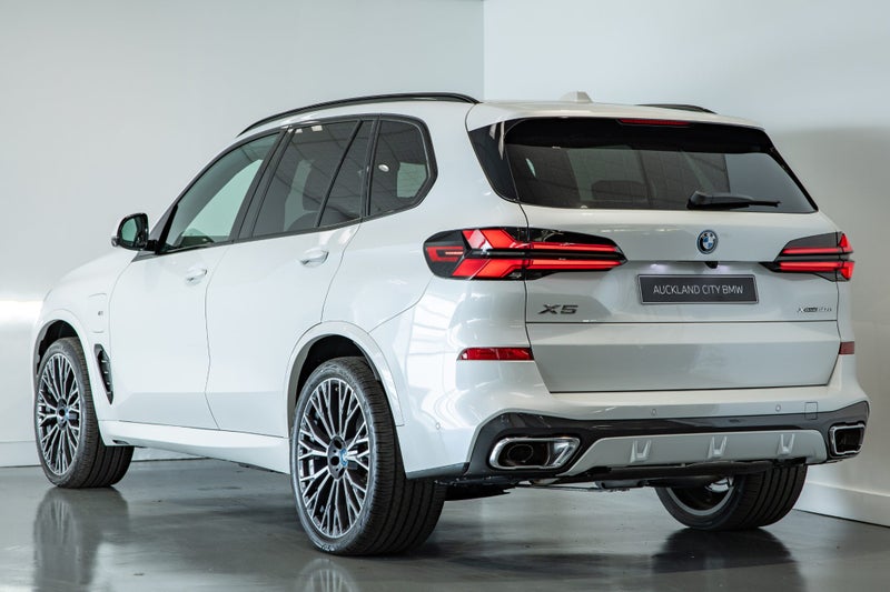 2025 BMW X5 Xdrive50e MSport image 4