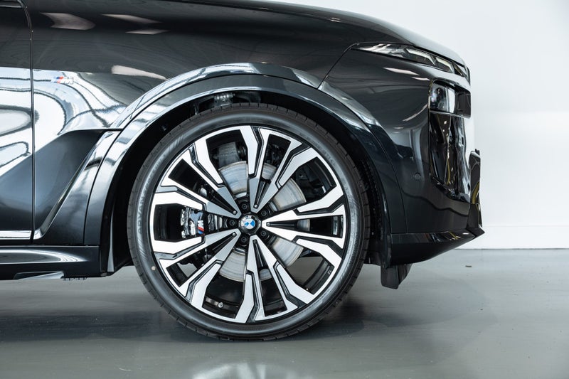 2025 BMW X7 M60i M-Sport Pro + Connoisseur Package image 5
