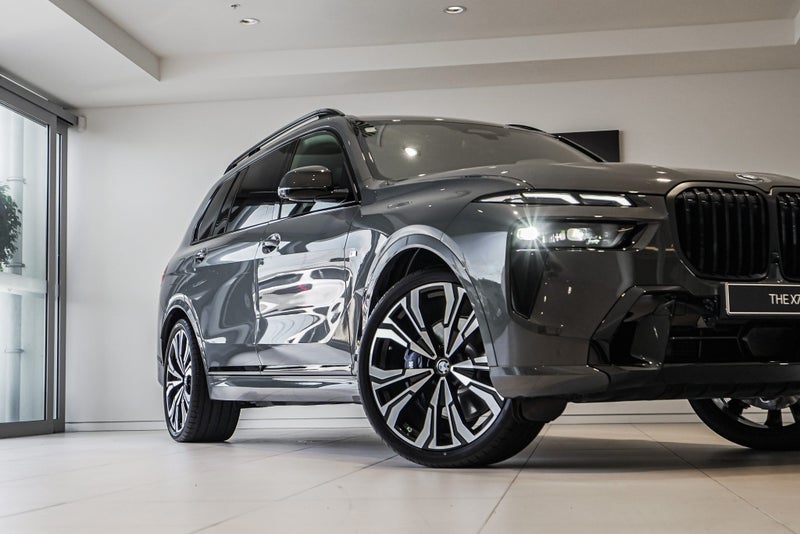 2025 BMW X7 xDrive40d image 2