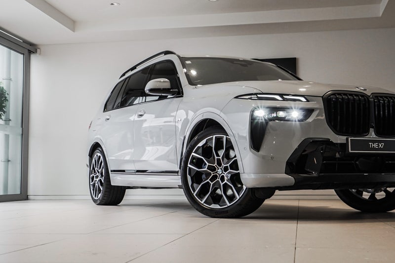 2025 BMW X7 xDrive40d image 2
