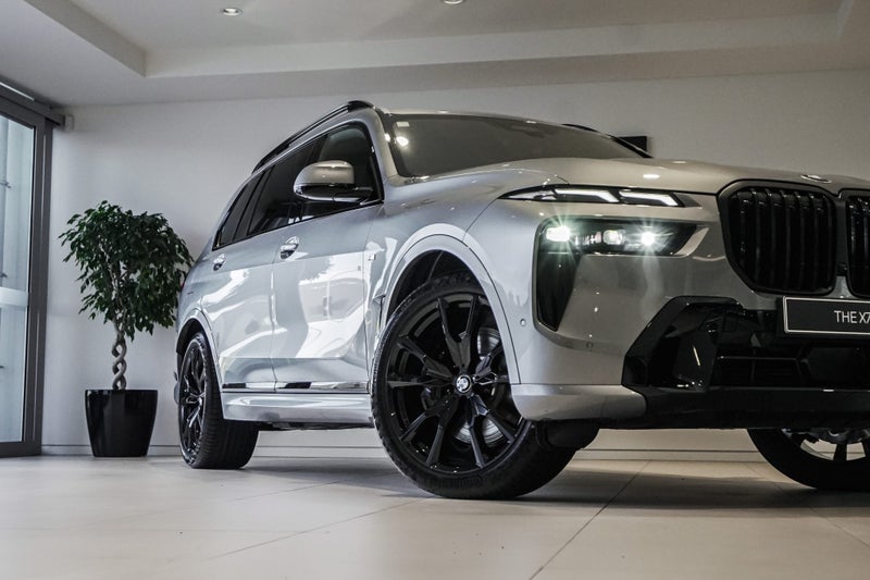 2025 BMW X7 xDrive40d image 2