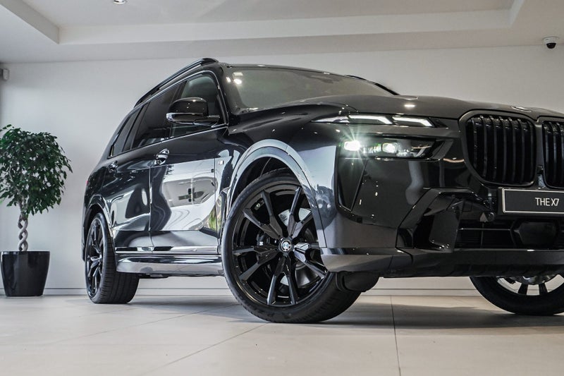 2025 BMW X7 xDrive40d image 2