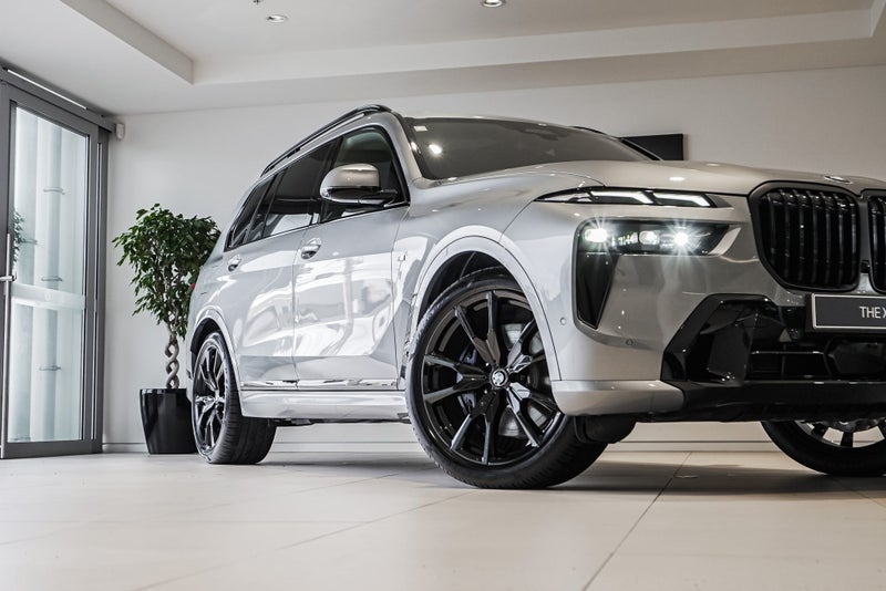 2025 BMW X7 xDrive40d image 2