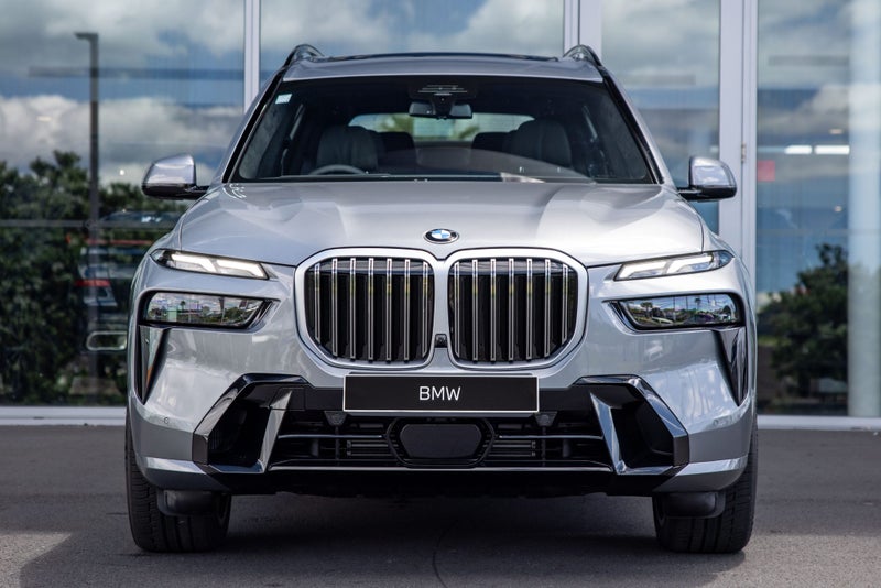 2025 BMW X7 xDrive40d image 2
