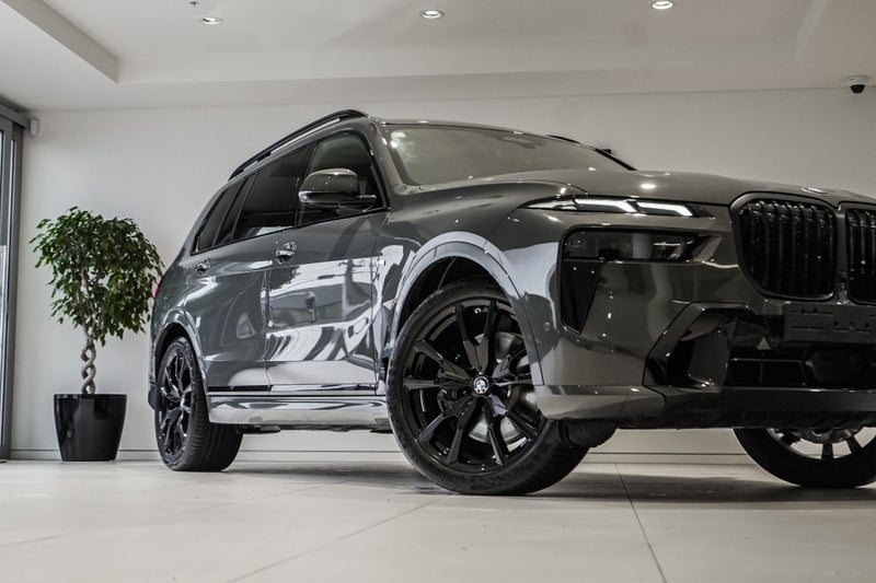 2025 BMW X7 xDrive40d image 2