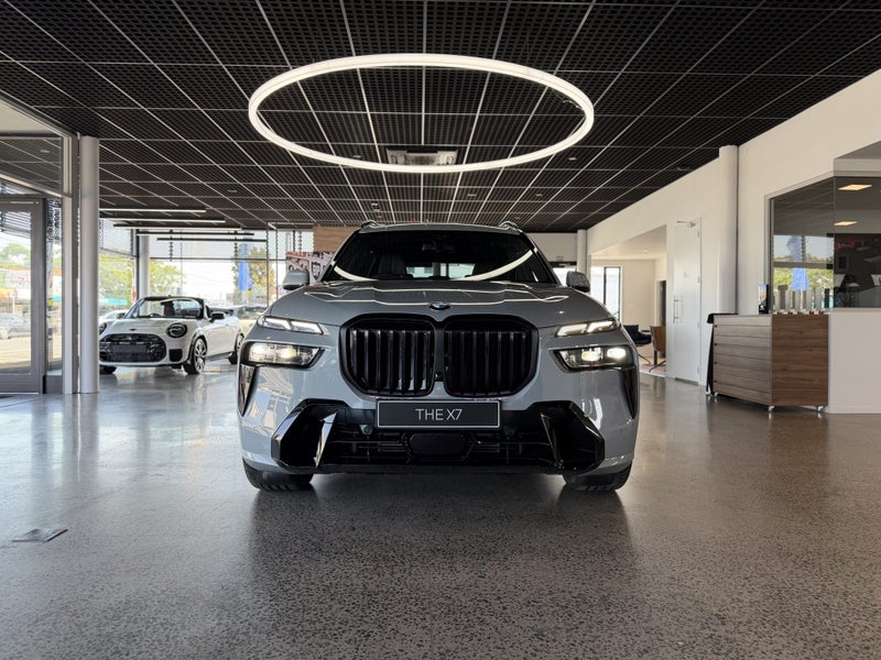 2025 BMW X7 xDrive40d image 2