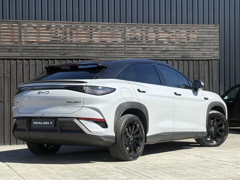 2025 BYD Sealion 7 Premium Black Edition image 3
