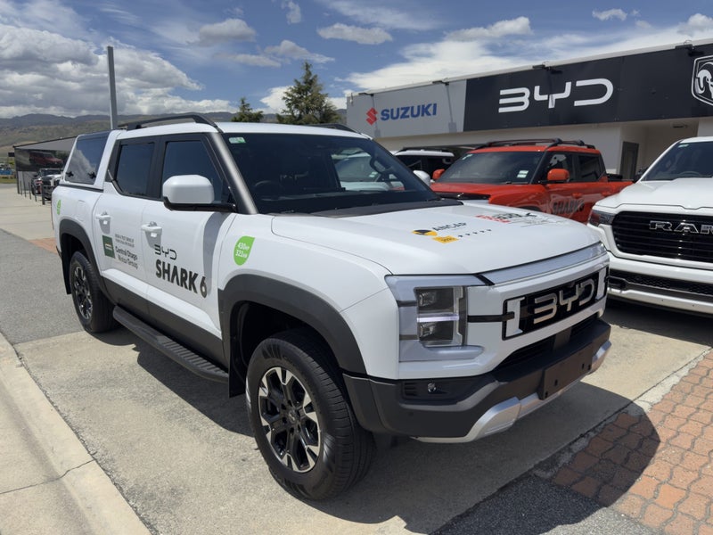 2025 BYD Shark 6 Premium PHEV AWD image 2