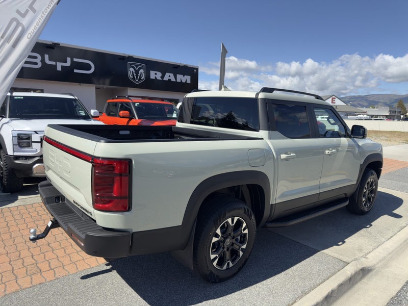 2025 BYD Shark 6 Premium PHEV AWD image 4