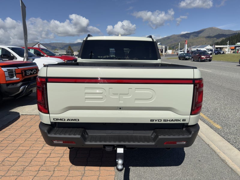 2025 BYD Shark 6 Premium PHEV AWD image 5