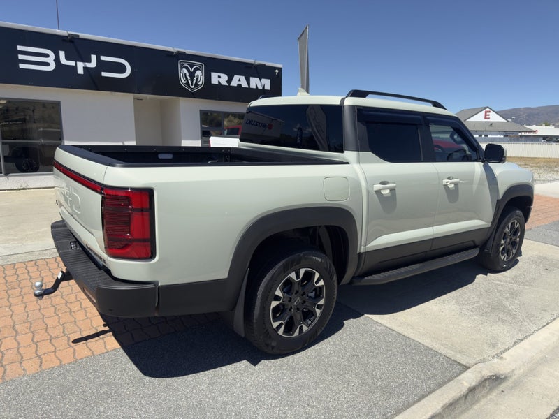 2025 BYD Shark 6 Premium PHEV AWD image 4