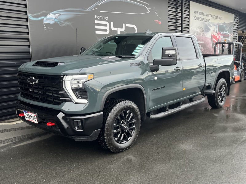 2025 Chevrolet Silverado 2500 HD image 3