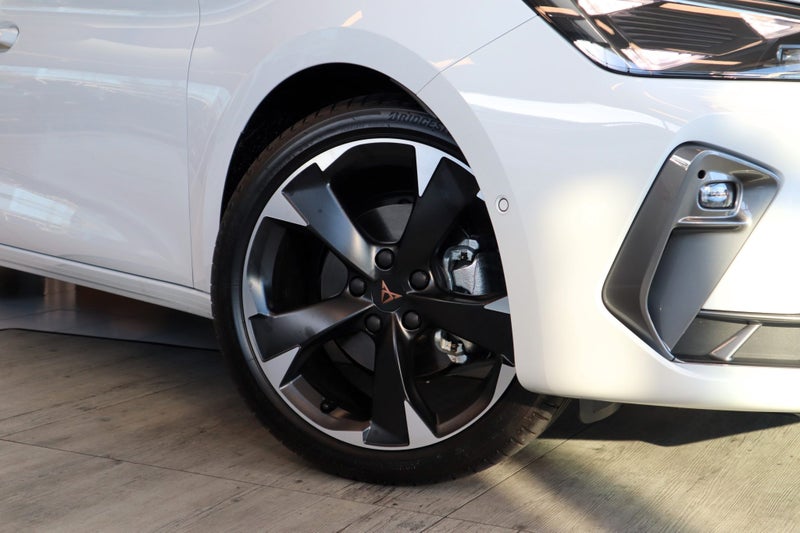 2025 Cupra Leon V Sportstourer 1.5L Turbo Petro... image 3