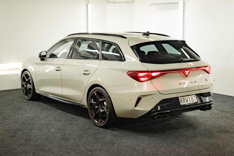 2025 Cupra Leon VZ Sportstourer image 3