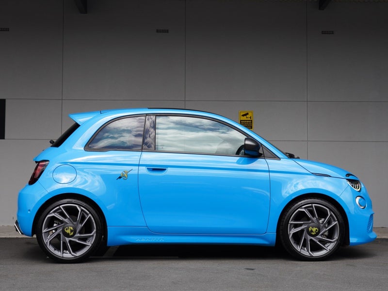 2025 Fiat 500e Abarth 3Dr A Hatch image 3