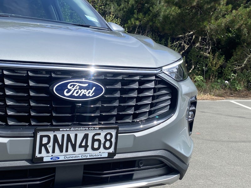 2025 Ford Escape Titanium FHEV image 3