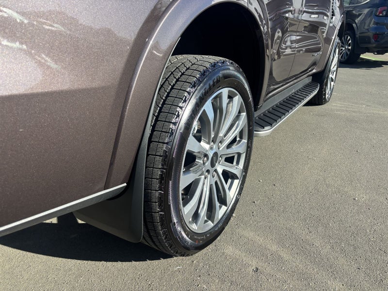 2025 Ford Everest PLATINUM image 4