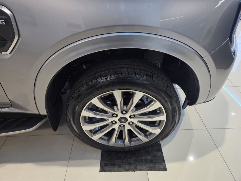 2025 Ford Everest PLATINUM 4x4 3.0D V6 10 Auto image 4