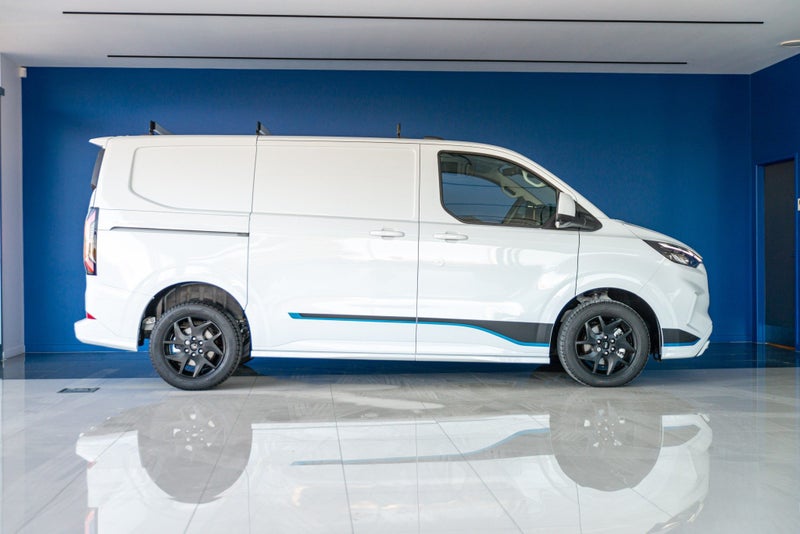 2025 Ford Transit CUSTOM 320 SPORT AWD image 2