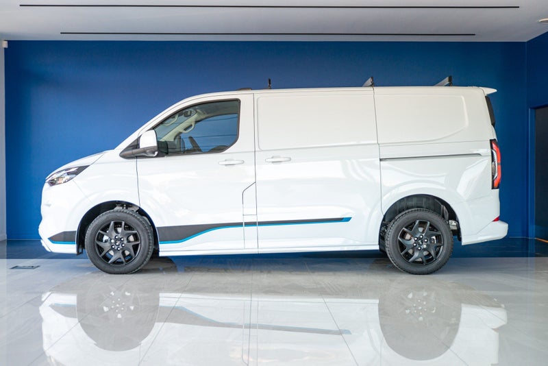 2025 Ford Transit CUSTOM 320 SPORT AWD image 4